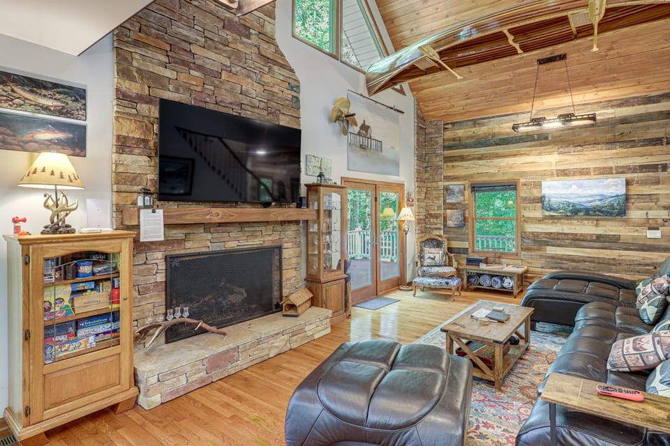 Riverfront Lake Lure Lodge w/ Fire Pit & Hot Tub! House in Tennessee