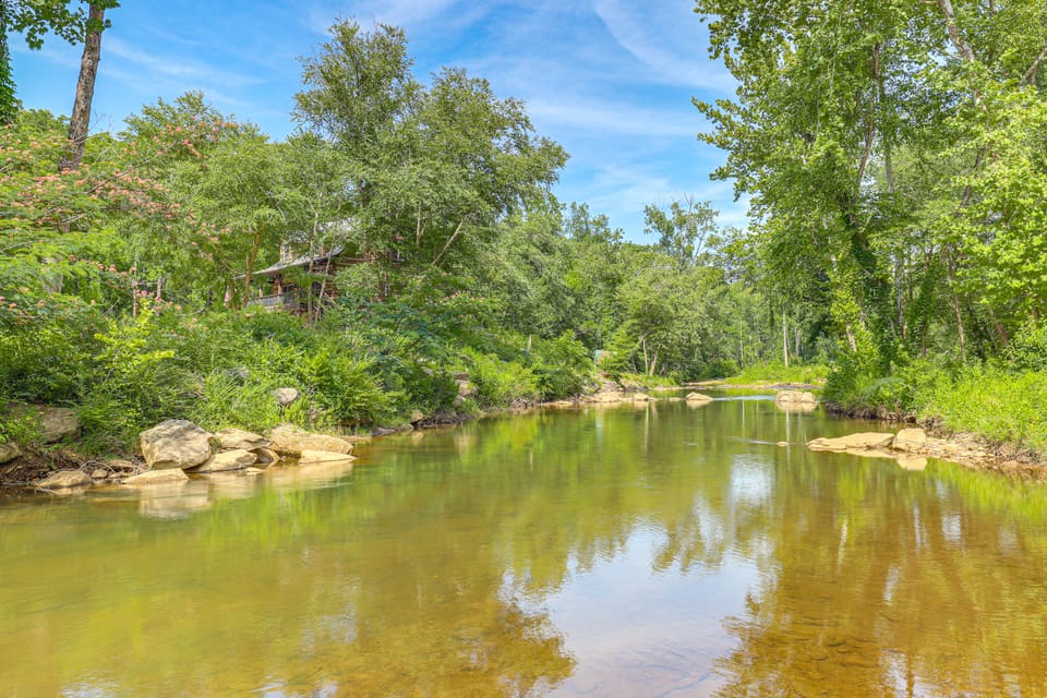 Riverfront Lake Lure Lodge w/ Fire Pit & Hot Tub! House in Tennessee
