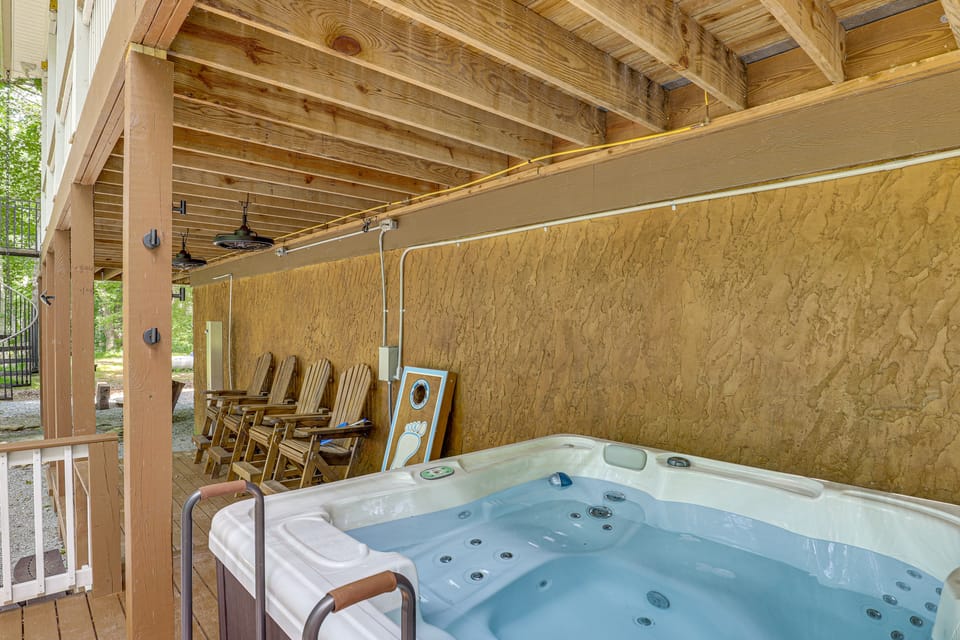 Riverfront Lake Lure Lodge w/ Fire Pit & Hot Tub! House in Tennessee