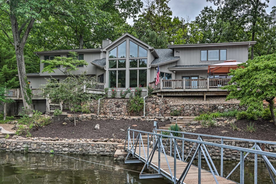 Lakefront Haven: Family-Friendly Sunrise Beach Gem House in Lake of the Ozarks