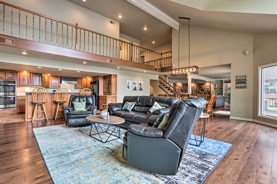 Lakefront Haven: Family-Friendly Sunrise Beach Gem House in Lake of the Ozarks