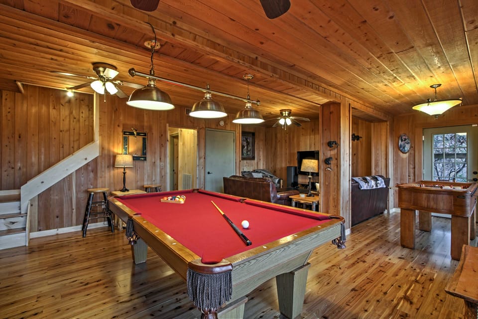 Hot Tub & Mtn Views: Scenic Cabin in Gatlinburg! House in Gatlinburg