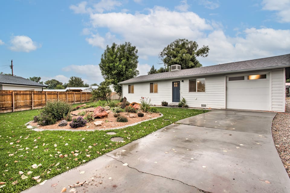 1 Mi to Winery: Clifton Escape w/ Grill & Yard! House in Colorado