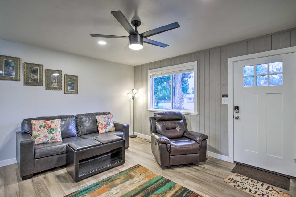 1 Mi to Winery: Clifton Escape w/ Grill & Yard! House in Colorado