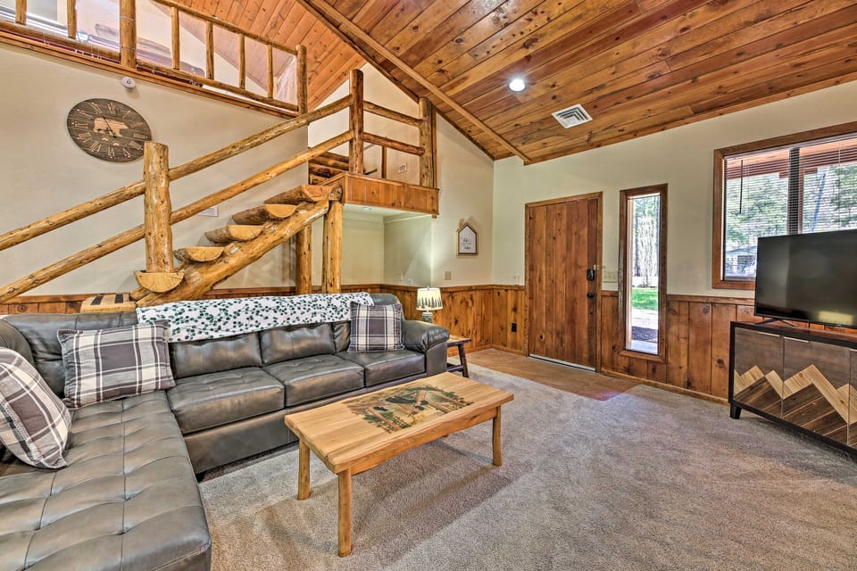 2 Decks & Game Room: Expansive Family Cabin House in Pinetop-Lakeside