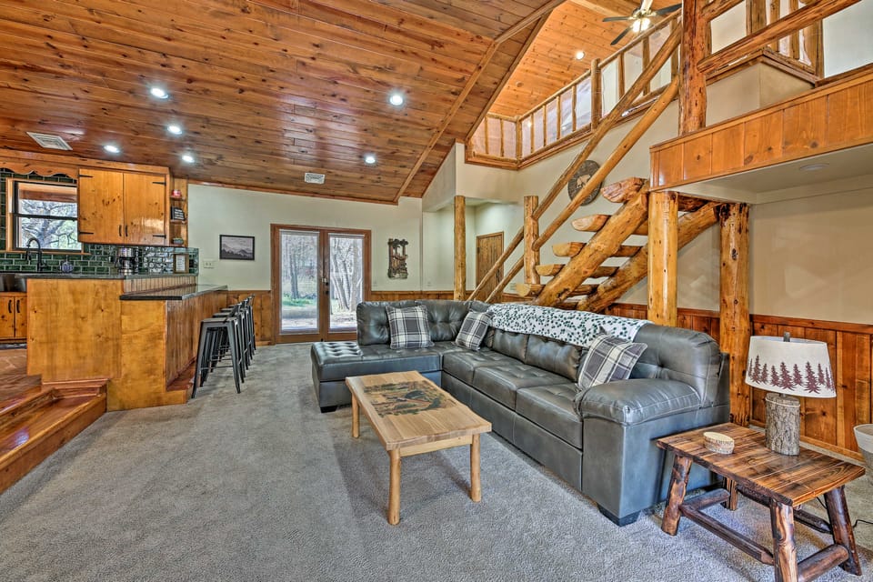 2 Decks & Game Room: Expansive Family Cabin House in Pinetop-Lakeside