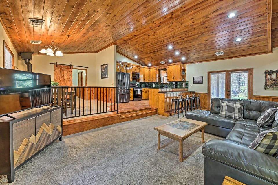 2 Decks & Game Room: Expansive Family Cabin House in Pinetop-Lakeside