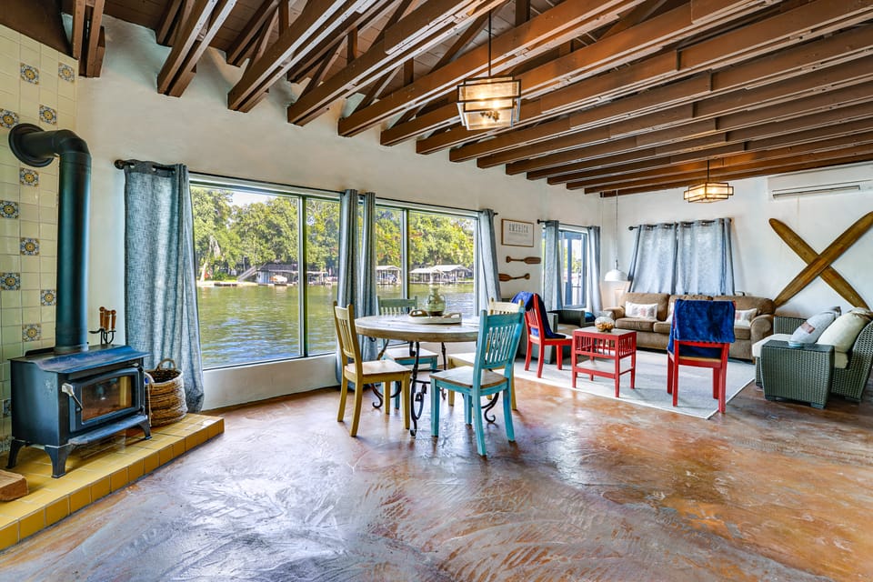4-Season Boathouse, Hot Tub! Guadalupe River Oasis House in Seguin
