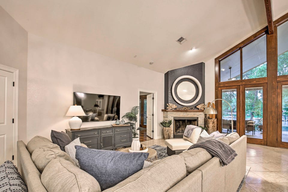 4-Season Boathouse, Hot Tub! Guadalupe River Oasis House in Seguin