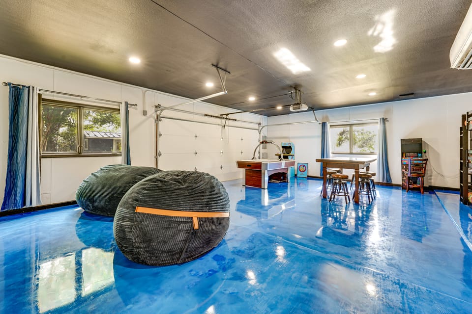 4-Season Boathouse, Hot Tub! Guadalupe River Oasis House in Seguin