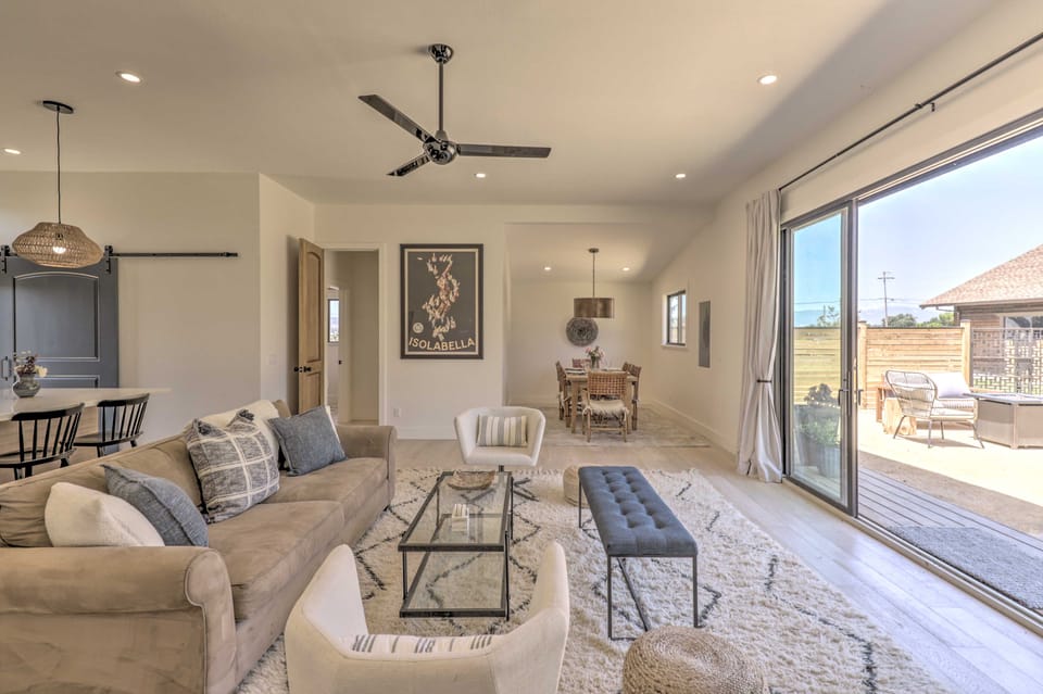 Stunning Wine Country Gem with Hot Tub + Patio! House in Napa Valley
