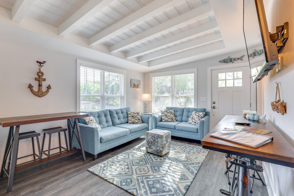 Modern Oak Island Escape: 1 Mile to Long Beach! House in Oak Island