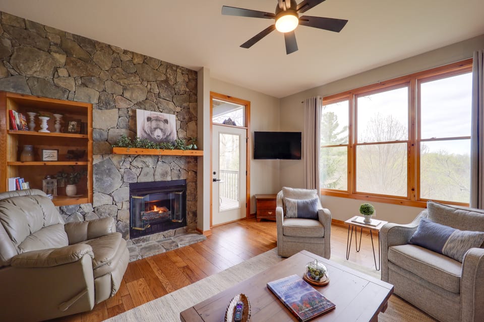 Hike & Ski: Mtn-View Gem w/ Balcony in Burnsville! Apartment in Tennessee