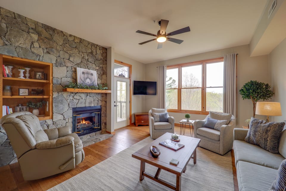 Hike & Ski: Mtn-View Gem w/ Balcony in Burnsville! Apartment in Tennessee