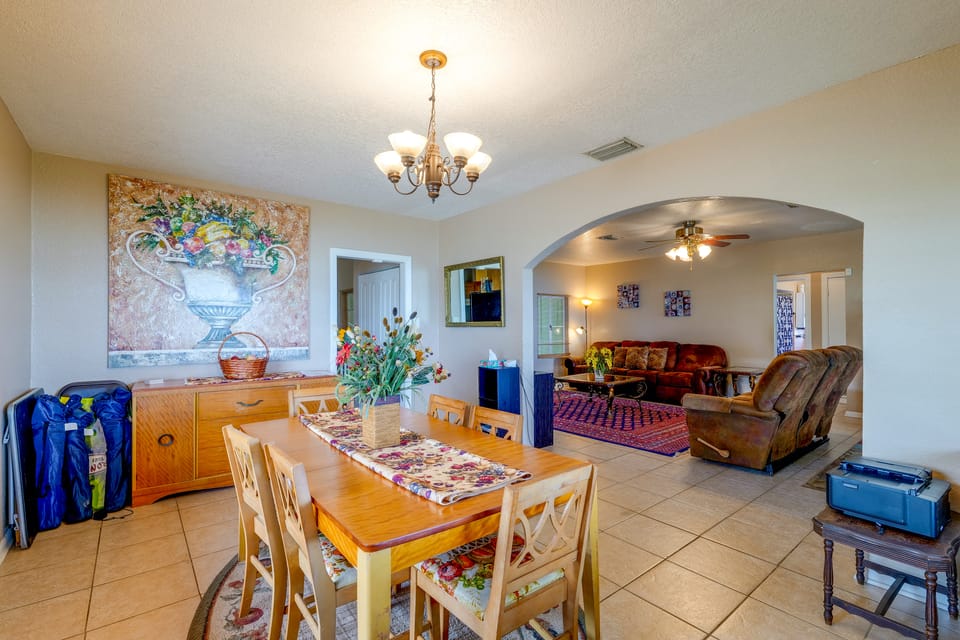 Lakefront Retreat on Lake Ariana w/ EV Charger House in Auburndale