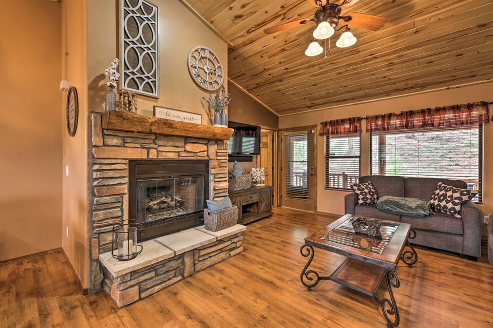 3 Mi to Fool Hollow Lake: Cozy Cabin w/ Deck House in Show Low