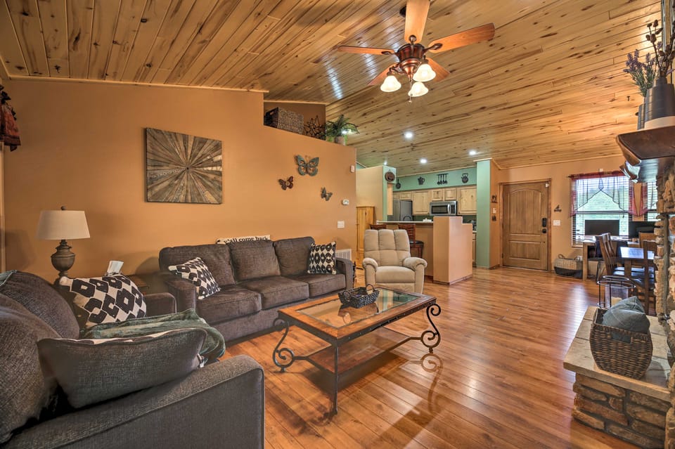 3 Mi to Fool Hollow Lake: Cozy Cabin w/ Deck House in Show Low
