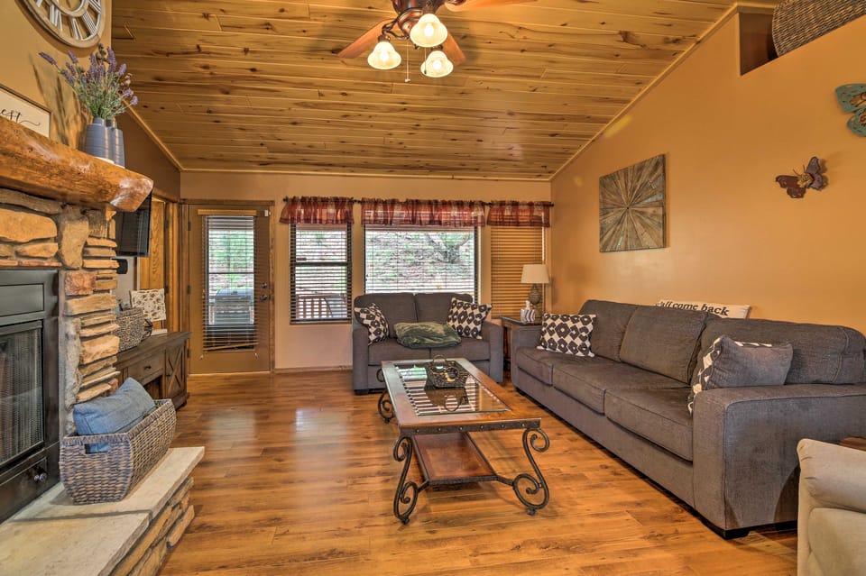 3 Mi to Fool Hollow Lake: Cozy Cabin w/ Deck House in Show Low