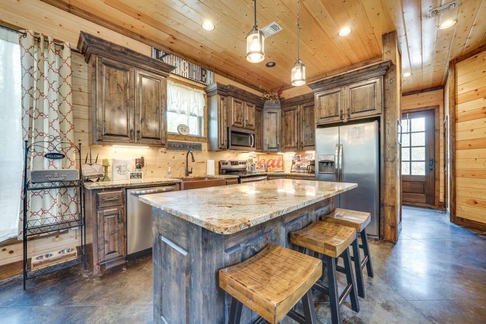 Hot Tub & Fire Pit: Broken Bow Retreat! House in Broken Bow