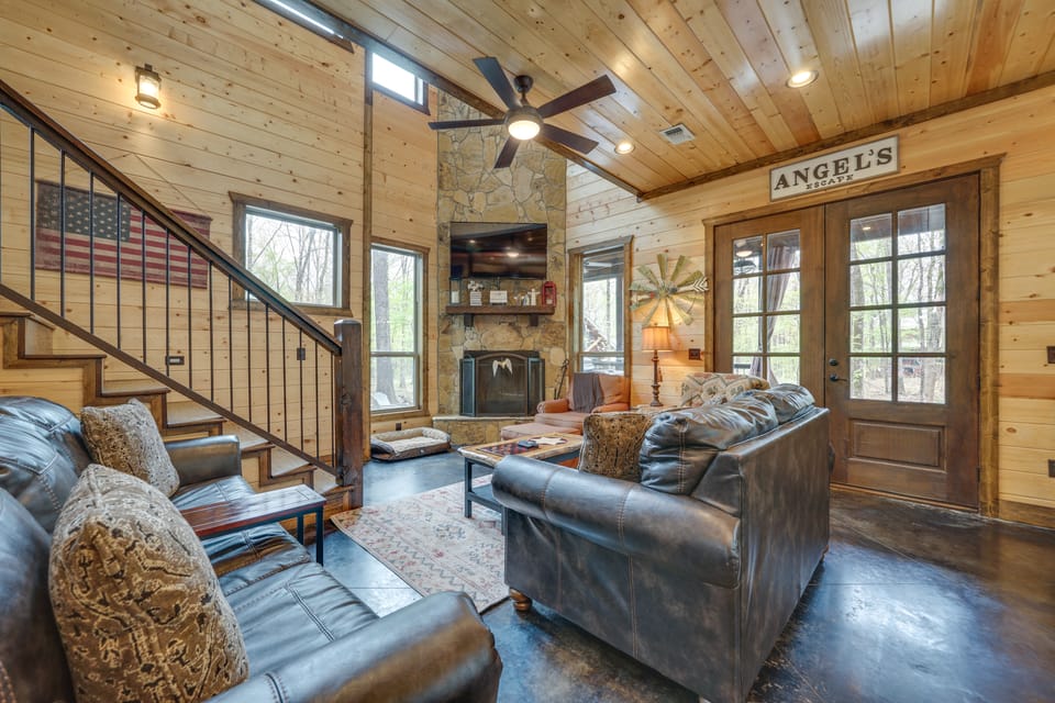 Hot Tub & Fire Pit: Spacious Broken Bow Cabin House in Broken Bow