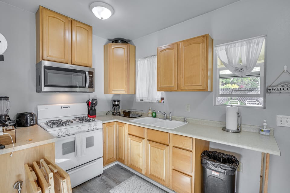 2 Mi to Dtwn Atascadero! Cozy Cottage w/ Yard Cottage in Atascadero