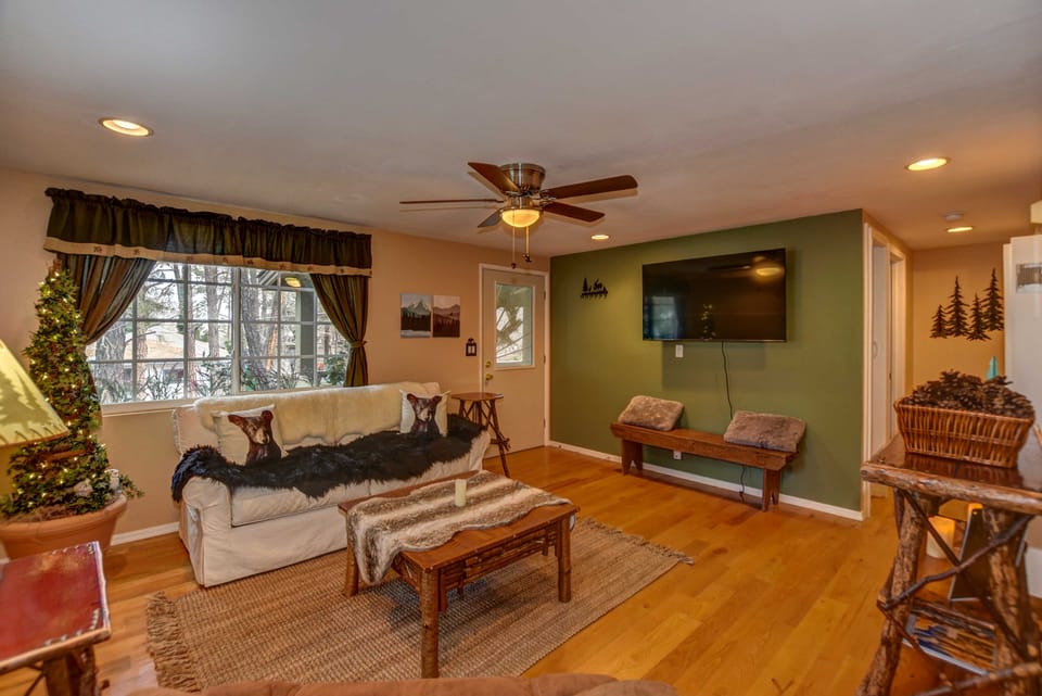 1 Mi to Dtwn Prescott: Quiet Cabin in the Pines! House in Prescott