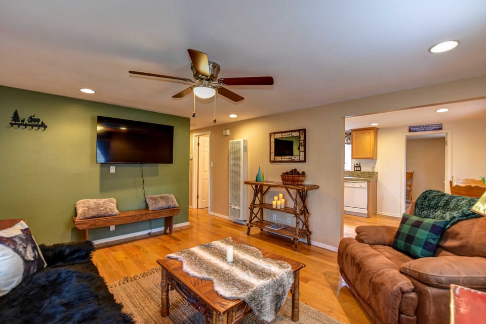 1 Mi to Dtwn Prescott: Quiet Cabin in the Pines! House in Prescott