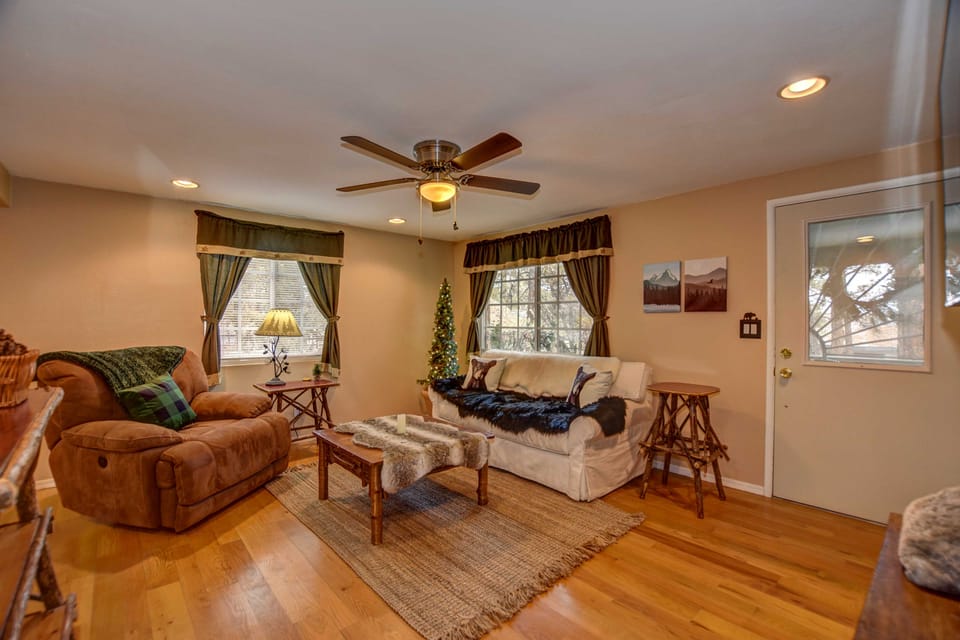 1 Mi to Dtwn Prescott: Quiet Cabin in the Pines! House in Prescott