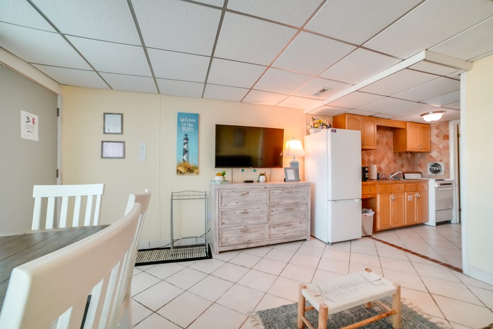 Wildwood Crest Condo w/ Pool: Walk to Restaurants! Apartment in Wildwood Crest