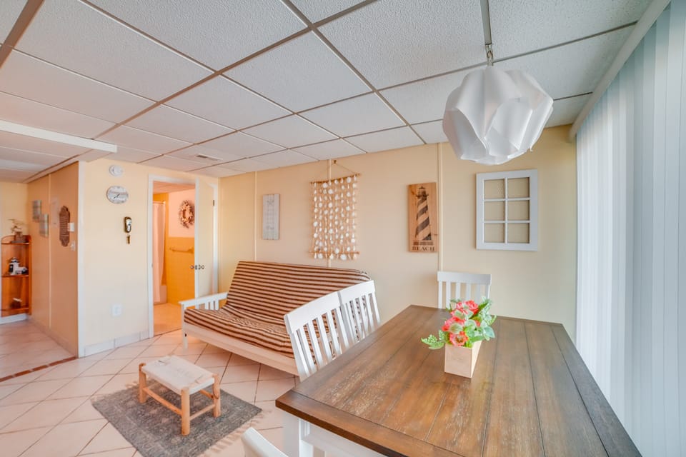 Wildwood Crest Condo w/ Pool: Walk to Restaurants! Apartment in Wildwood Crest