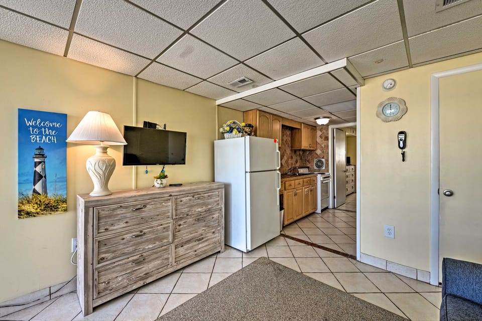 Wildwood Crest Condo w/ Pool: Walk to Restaurants! Apartment in Wildwood Crest
