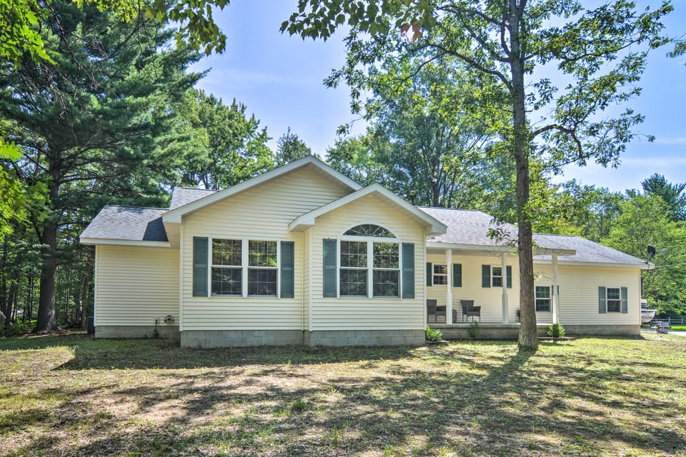 Upscale Family Cottage < 1 Mi to Higgins Lake House in Michigan