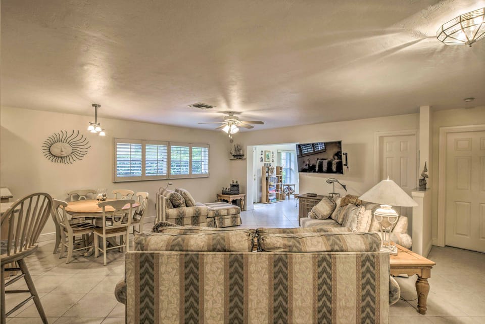 Spacious Naples Home < 1 Mi to Vanderbilt Beach! House in Naples Park
