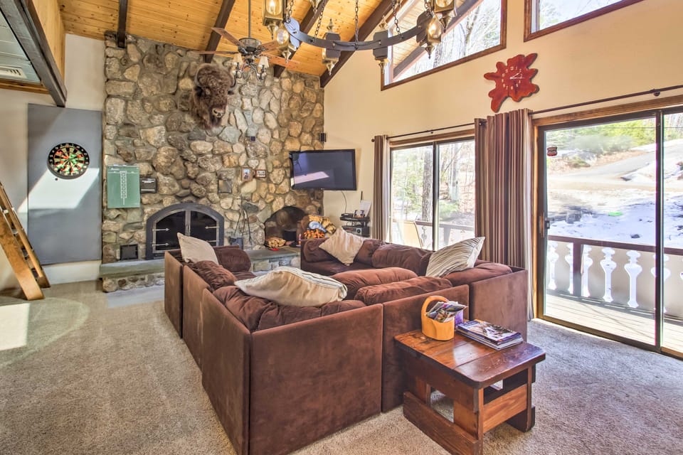 Swiss-Style Chalet w/ Fireplace - Near Story Land! House in Glen