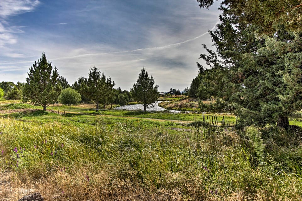 Updated Farmhouse w/ Deck on Central Oregon Canal! House in Bend
