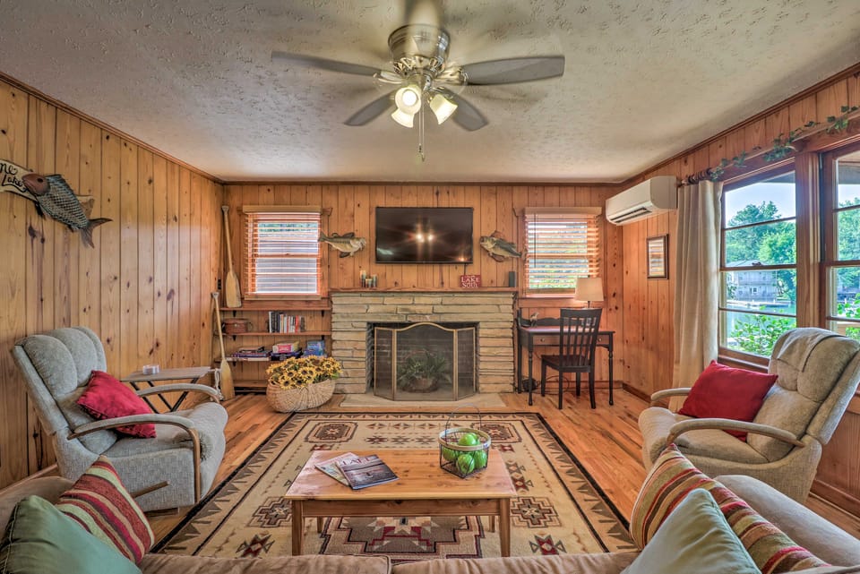 Waterfront Lake Martin Home w/ Grill & Beach! House in Lake Martin