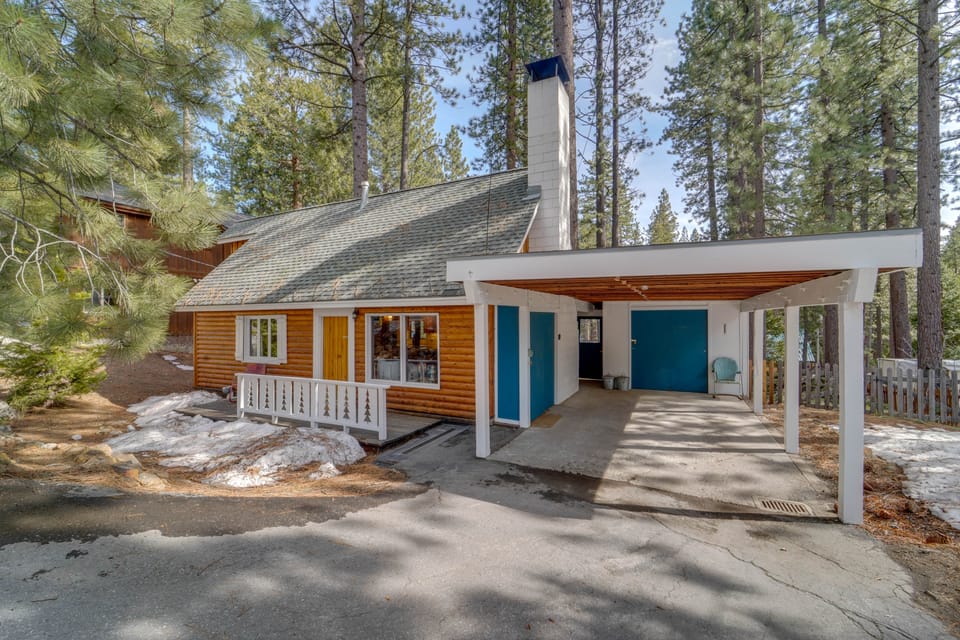 Boutique + Artsy Log Cabin in North Lake Tahoe! House in Kings Beach