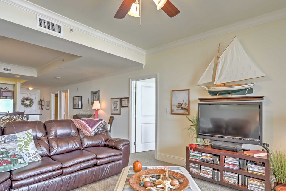 Beachfront Bliss on Dauphin Island w/ Pool Access! Apartment in Dauphin Island