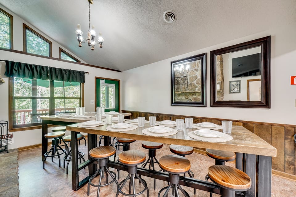 Rare 4-Acre Smoky Mtn Escape: 3 Mi From Gatlinburg House in Cartertown