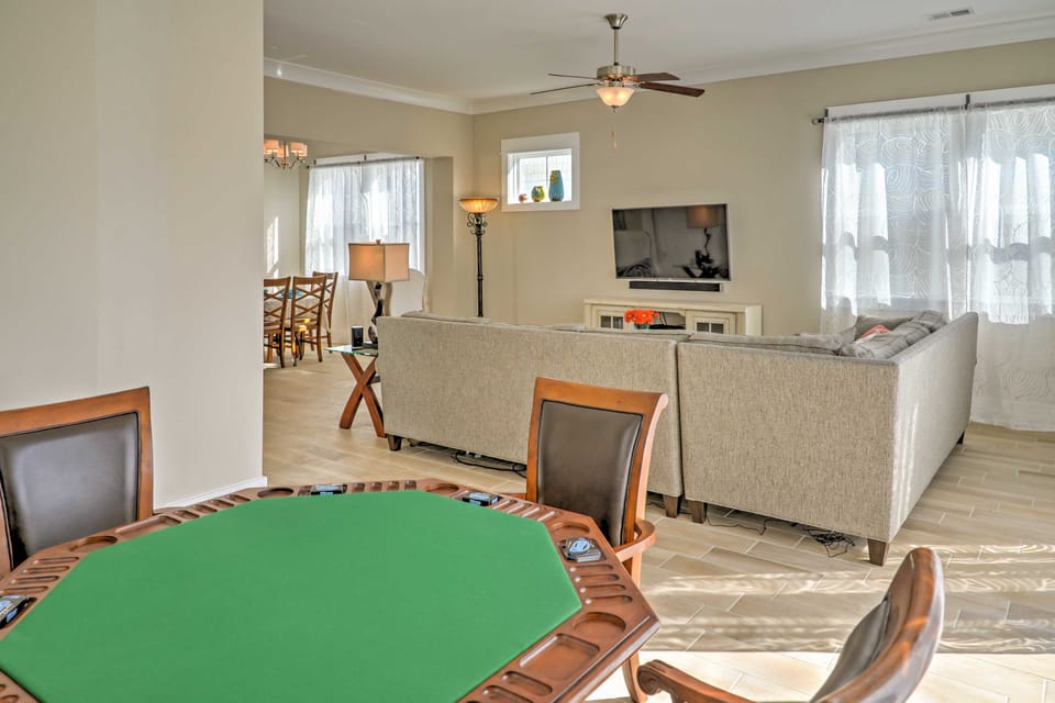 1 Block to Beach! Breezy Myrtle Beach Getaway House in Myrtle Beach