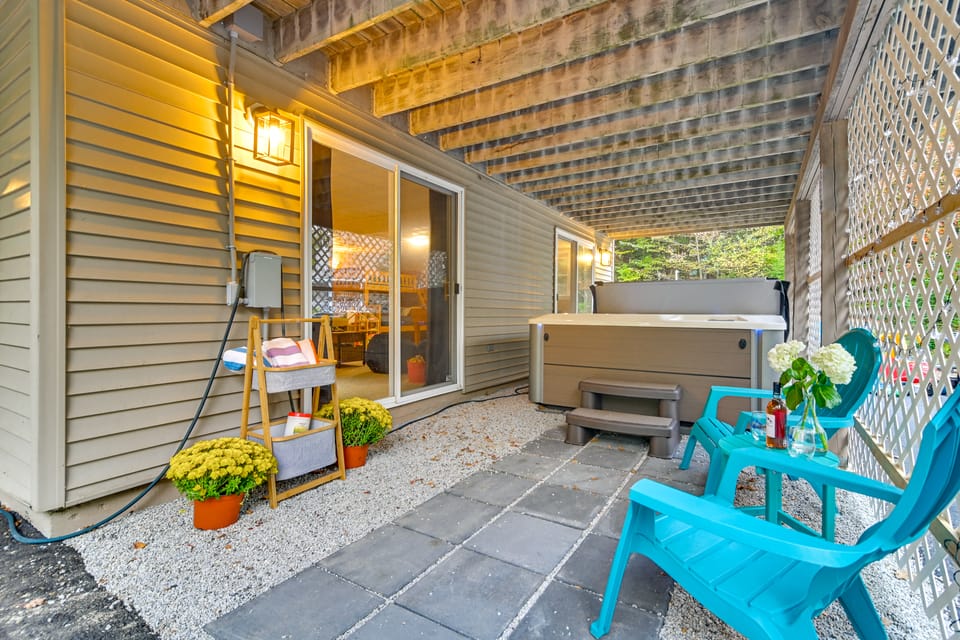 Hot Tub & Private Beach Access! North Conway Home House in Madison