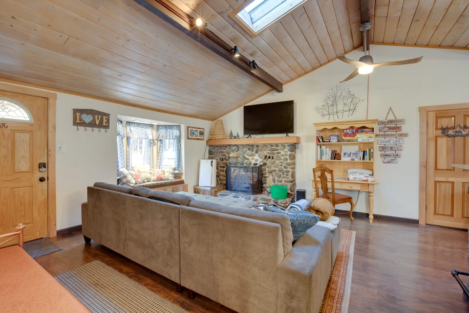 3 Mi to Heavenly Mountain Resort: Home w/ Deck House in Kingsbury