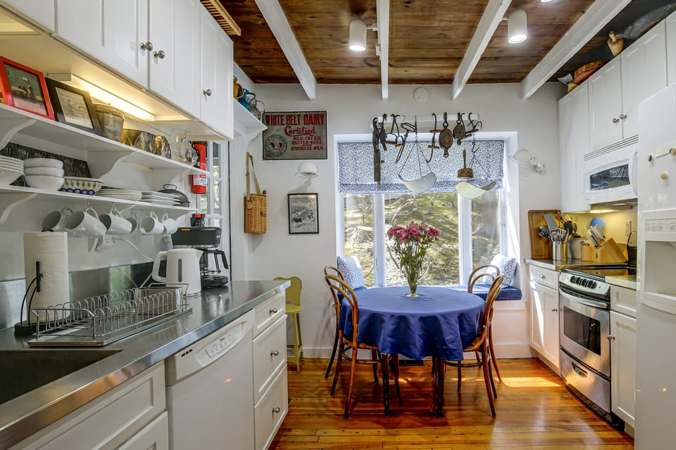 Dainty New Preston Cottage w/ Dock & Lake Views! Cottage in Lake Waramaug