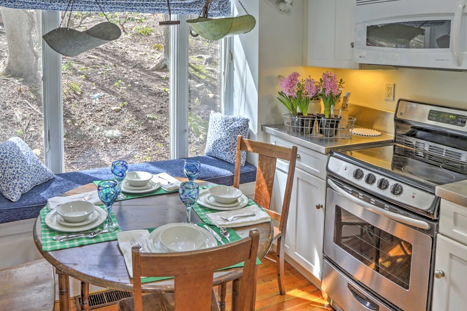 Dainty New Preston Cottage w/ Dock & Lake Views! Cottage in Lake Waramaug