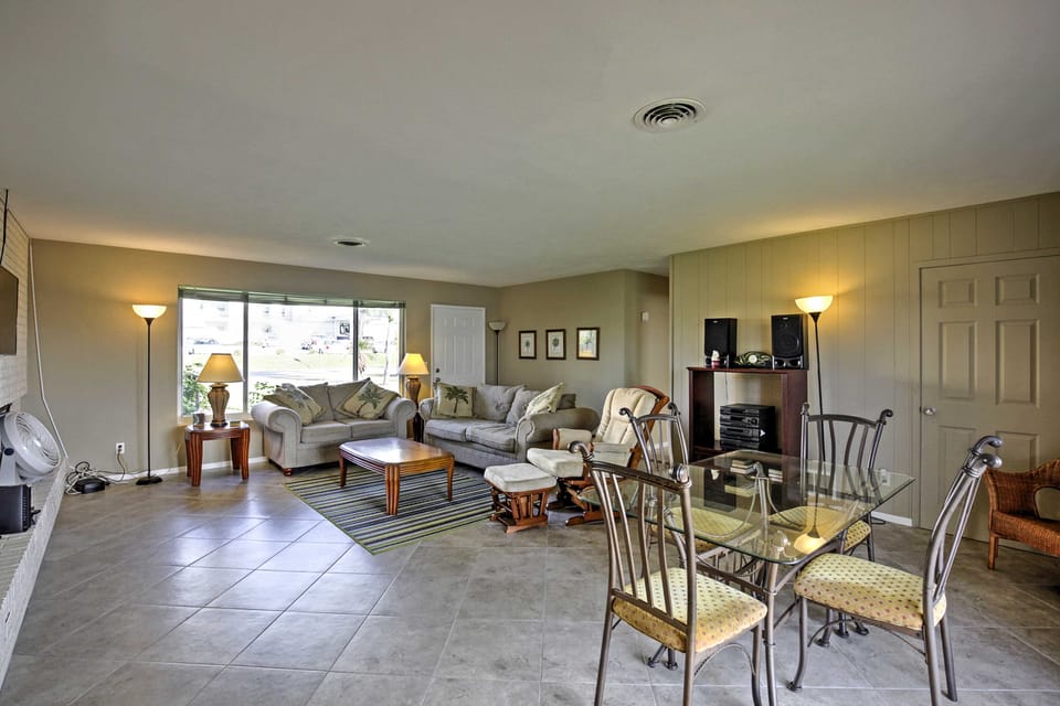 Pet-Friendly Daytona Beach Home, Walk to the Ocean House in Daytona Beach Shores