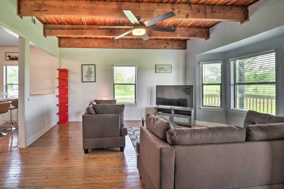‘Gingerland Ranch’ in Del Valle: Game Room & Porch House in Austin