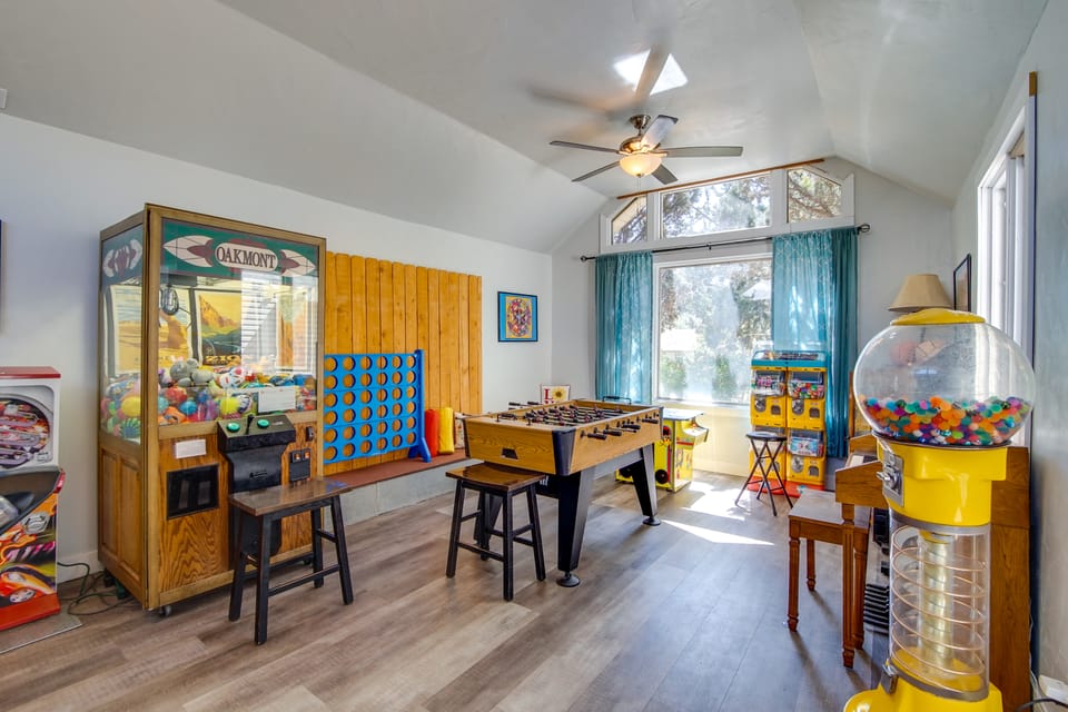 Arcade Games & Great Location! 7BR Cedar City Home House in Cedar City