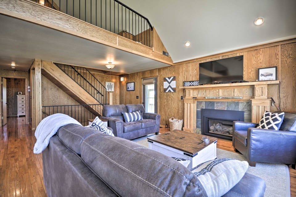 ‘The Front Porch’ 20-Acre Country Home w/ Mtn View House in Montana