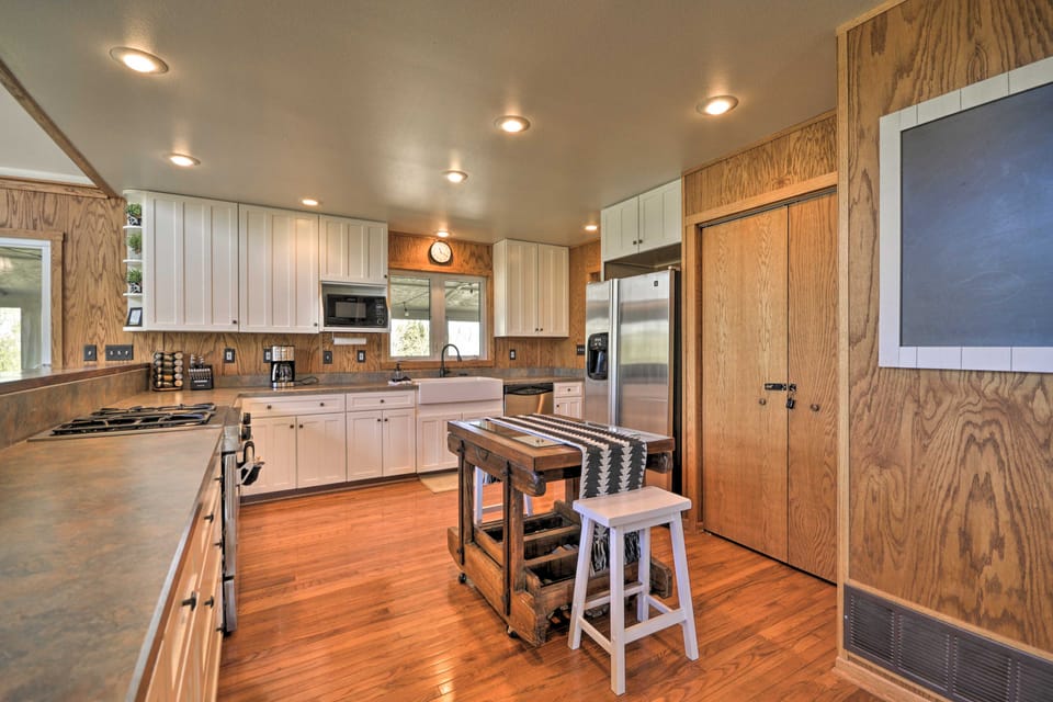 ‘The Front Porch’ 20-Acre Country Home w/ Mtn View House in Montana