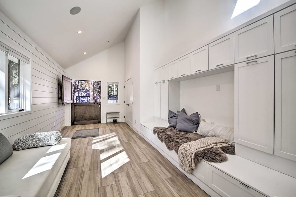 Half-Mi to Big Bear Lake: Modern Home w/ Deck House in Big Bear